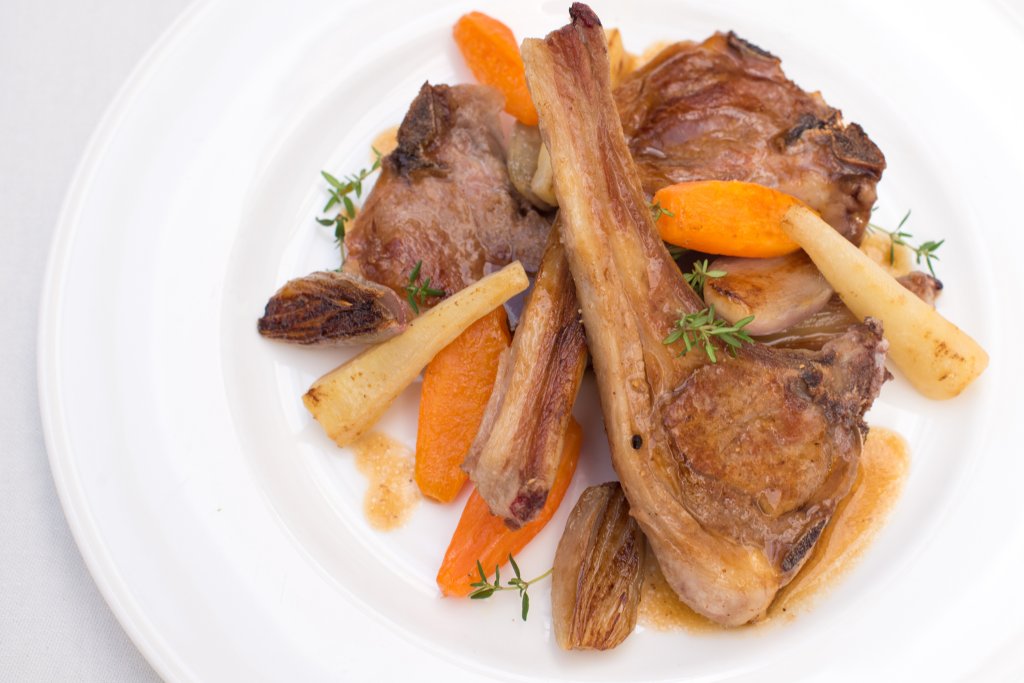 Lammkotelett gebraten mit Wurzelgemüse / Rezepte / Toggenburg