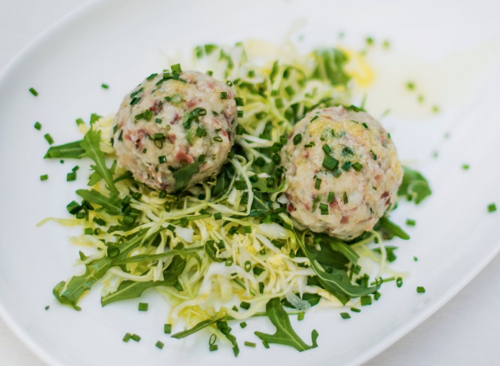 SPECK DUMPLINGS WITH HERB AND RUCOLA SALAD / Recipes / Toggenburg